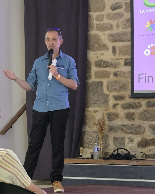 Régis Stéphant de SEO Hackers sur la scène du SDDay Carnac pour une conférence SEO Local